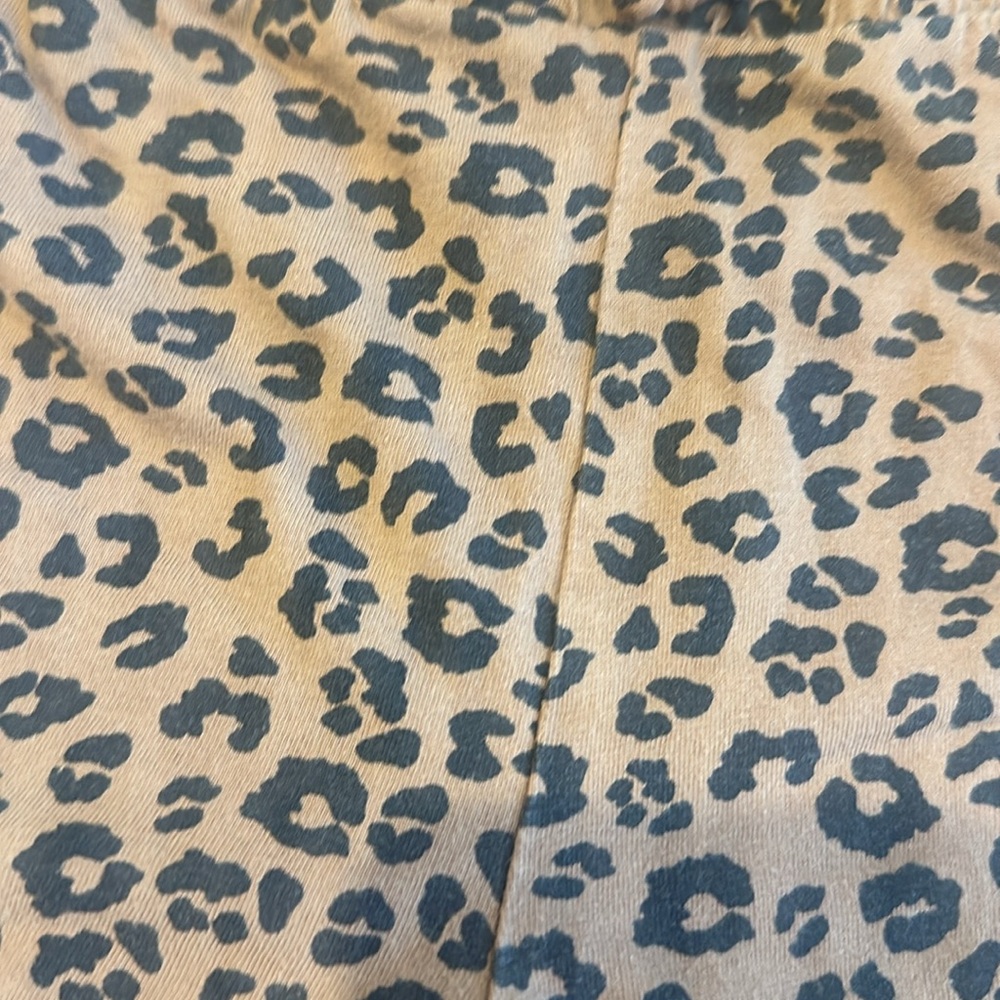 H&M leopard shorts (free shirt!) - Picture 2 of 3